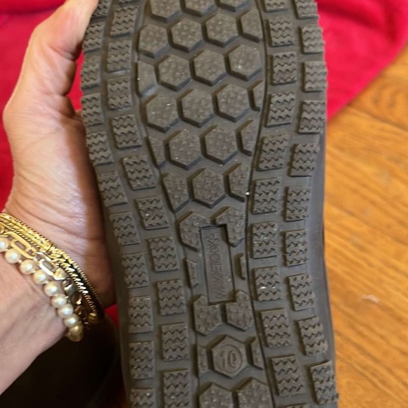 Minnetonka brown suede ankle fur and fur lined- stain and water repellent - Picture 4 of 4